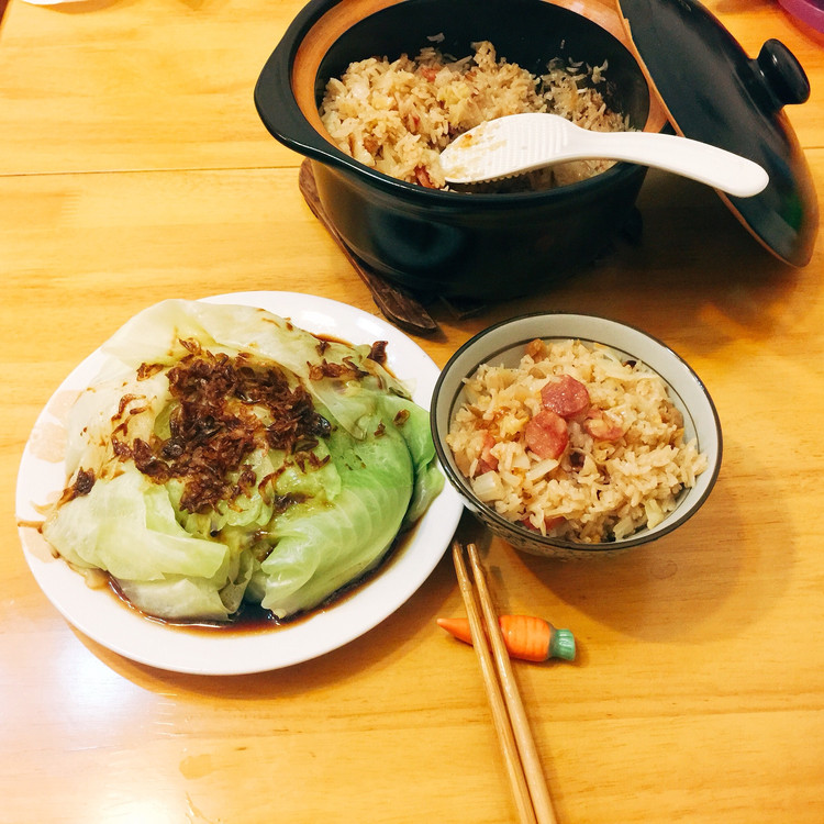 腊肠包心菜煲仔饭的做法