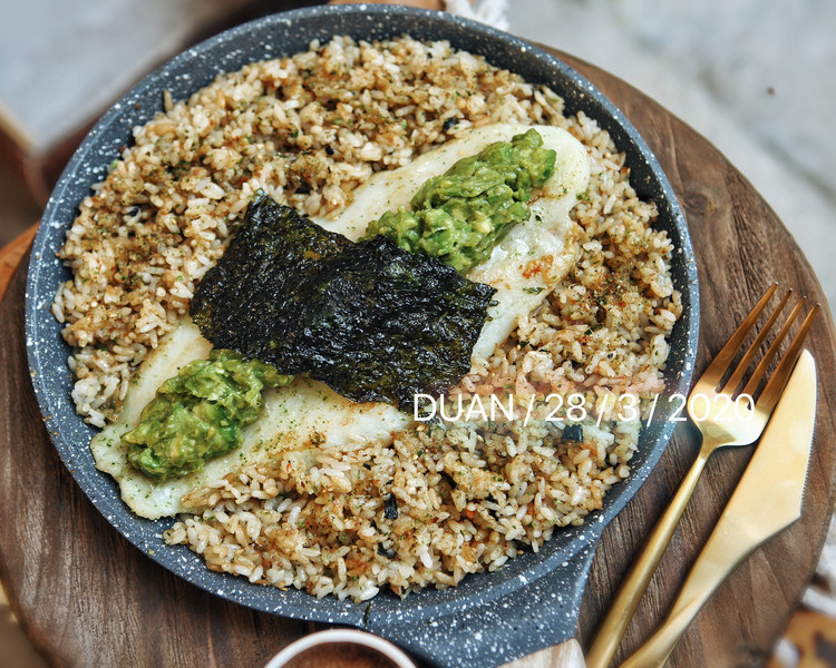 牛油果芥末酱油煎鱼柳佐香松炒饭的做法