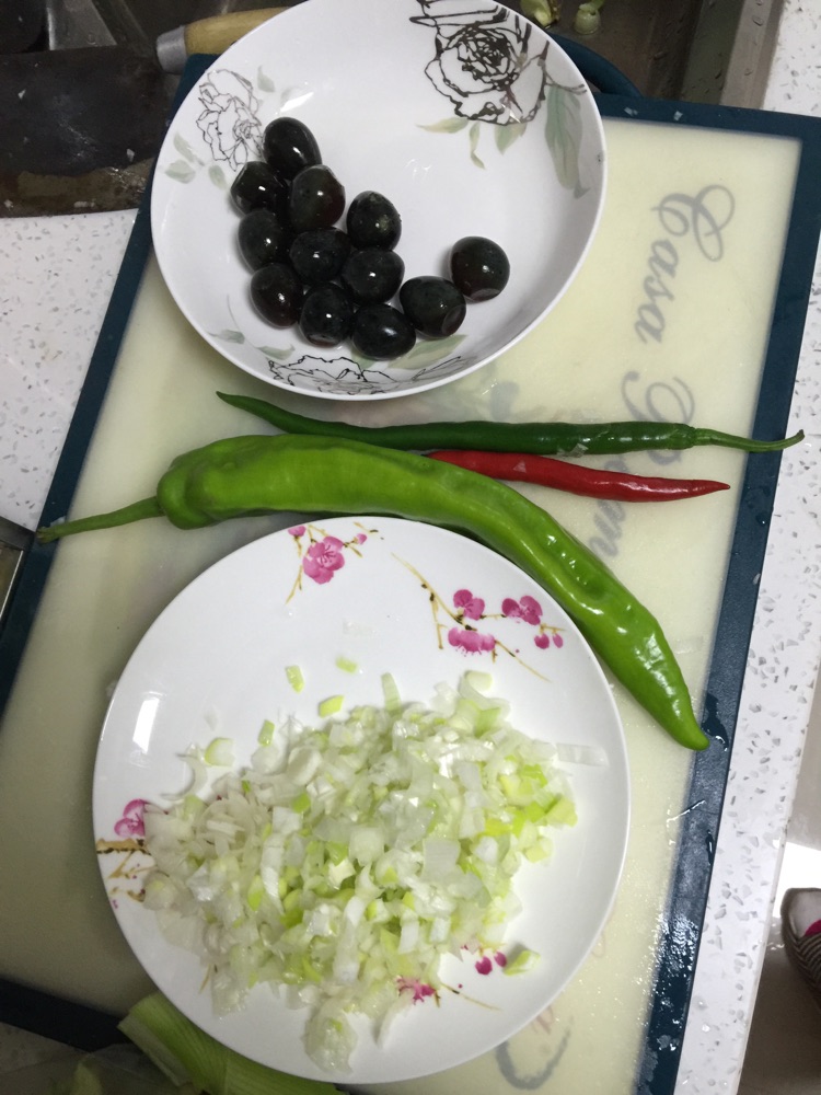 葱椒小皮蛋的做法图解1