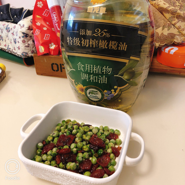 青豌豆炒广式腊肠的做法