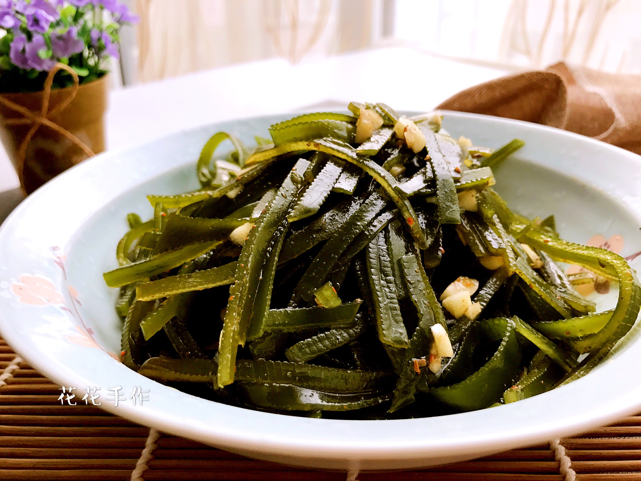 Shredded kelp in cold sauce