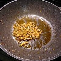 #餐桌上的春日限定#榨菜咸肉炒蒜叶的做法图解2