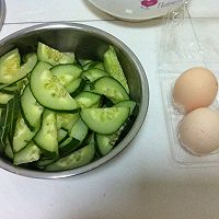 黄瓜炒蛋的做法图解1