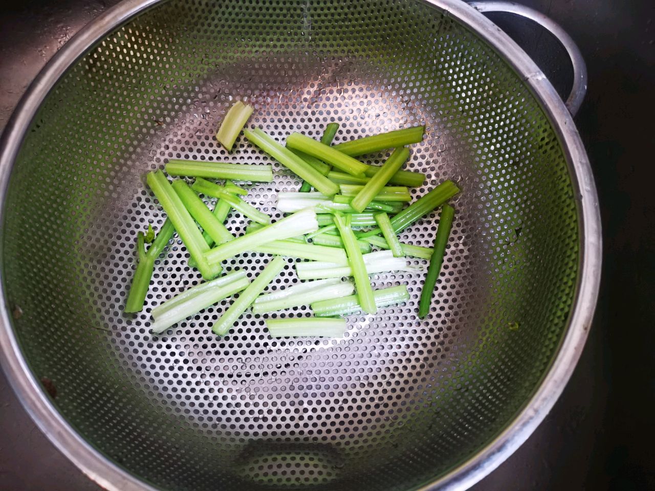 芹菜叶不要丢弃加它变身美味汤,芹菜叶不要丢弃加它变身美味汤的家常做法 - 美食杰芹菜叶不要丢弃加它变身美味汤做法大全