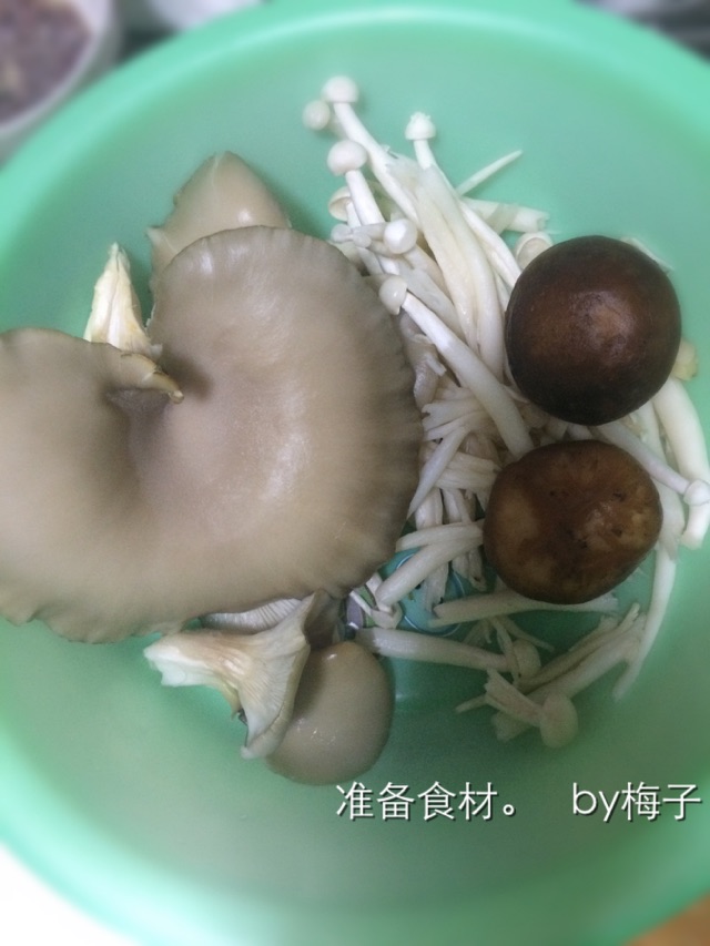 蘑菇排骨汤的做法图解1
