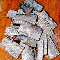 要想带鱼做得好～独门腌制秘方少不了～带鱼最佳吃法之香酥带鱼的做法图解2