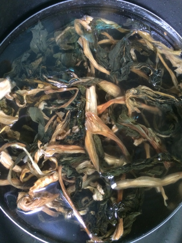 菜干豬肺豬骨汤的做法图解1
