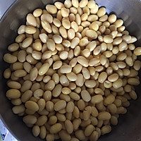 黄豆豆炖小猪蹄的做法图解1