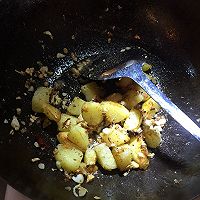 蒜香干煸土豆鸡翅的做法图解6