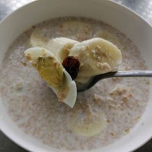 减脂早餐-燕麦牛奶香蕉提子粥