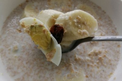 减脂早餐-燕麦牛奶香蕉提子粥