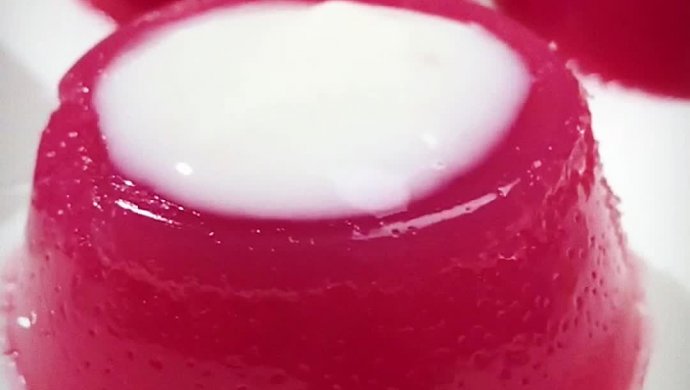 自制火龙果酸奶果冻，制作简单，食用方便，营养又健康