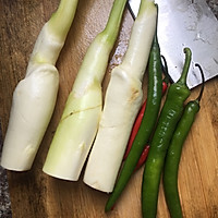 茭白炒青椒的做法图解1