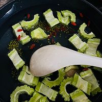 苦瓜绿豆排骨汤的做法图解1