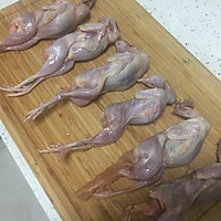 红酒蜂蜜烤鹌鹑的做法图解1