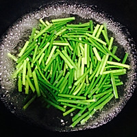 蒜苗炒肉的做法图解2