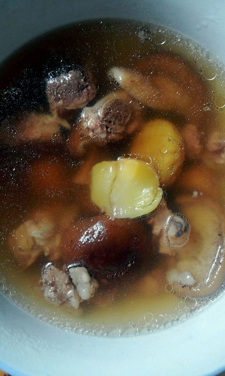 排骨板栗香菇汤的做法