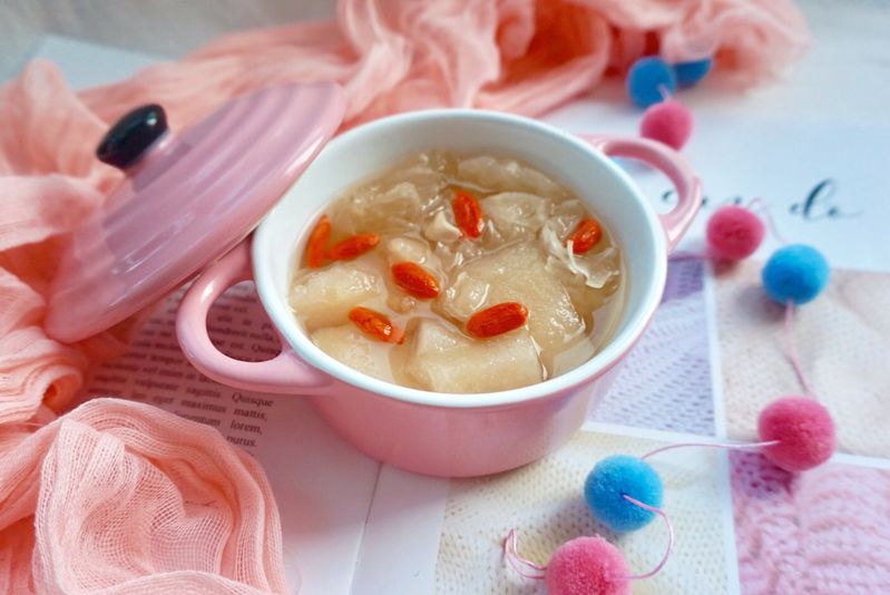 Borneol, tremella and pear soup