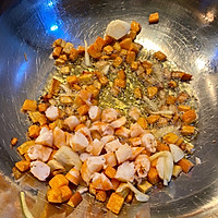 S炒饭(虾仁鸡蛋胡萝卜香葱炒饭)的做法图解7