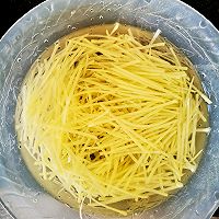 凉拌青椒土豆丝的做法图解1