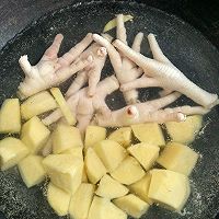 红烧土豆鸡爪的做法图解3