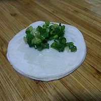 用饺子皮做葱油饼的做法图解1