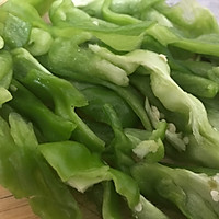 青椒炒腊味的做法图解2