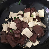 豆腐炖猪血的做法图解3