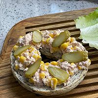#丘比小能手料理课堂#贝果金枪鱼早餐的做法图解4