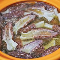 《时令菜》补脾阳 转气血 食春·鲜羊肚菌炖鸡汤的做法图解5