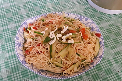 西红柿青瓜牛肉酱拌鸡蛋面