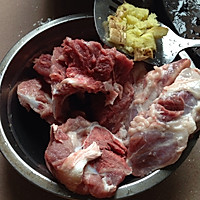 西洋菜红萝卜薯仔煲猪骨的做法图解1