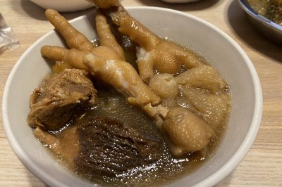 满满骨胶原的鸡爪排骨汤
