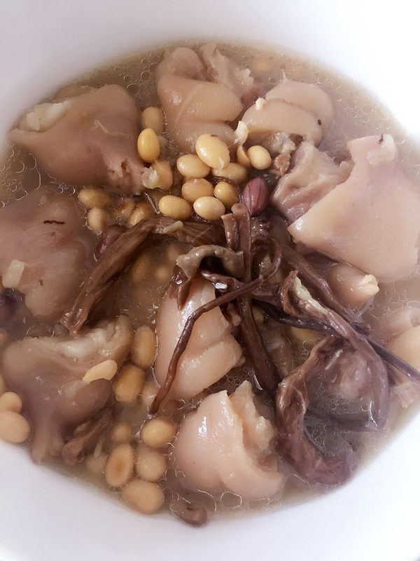 茶树菇黄豆猪蹄汤