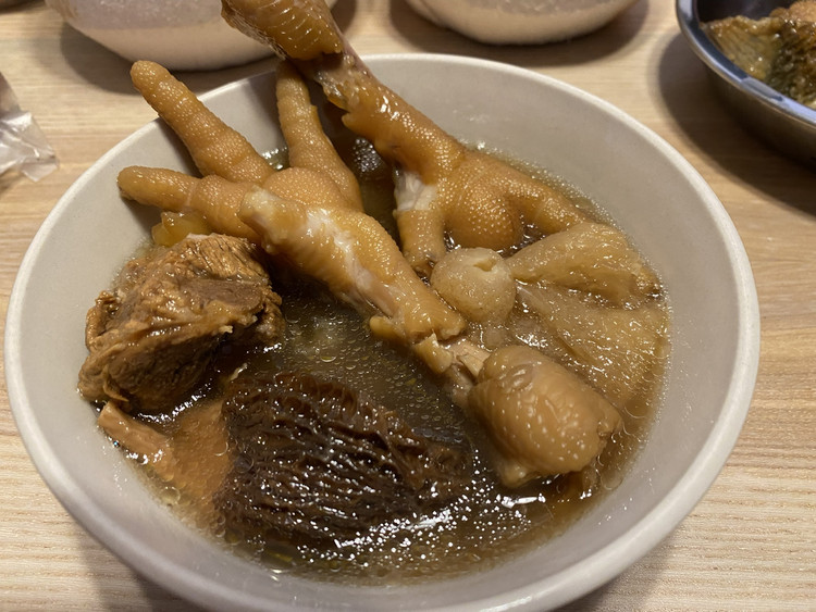满满骨胶原的鸡爪排骨汤的做法
