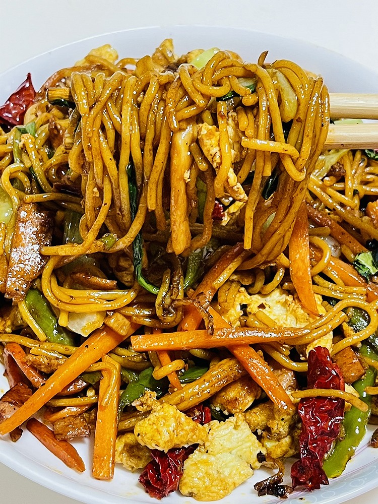 午餐肉鸡蛋炒玉米面的做法