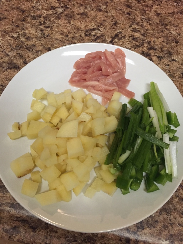 青椒土豆肉丝面的做法图解1