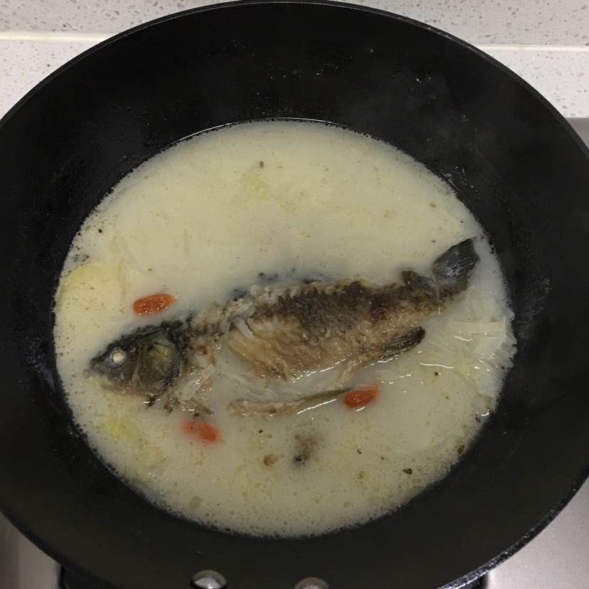 萝卜鲫鱼汤