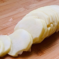 兰州特色小吃——麻辣土豆片的做法图解1