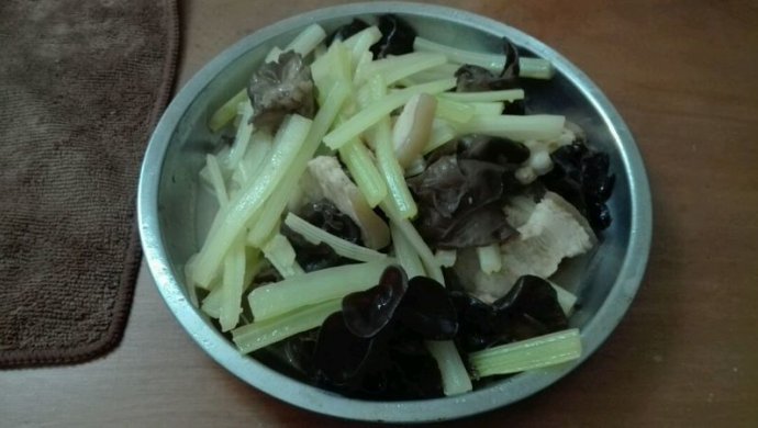 五花肉炒西芹木耳