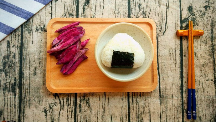 五分钟快手早餐：鱼罐头饭团✘紫薯条