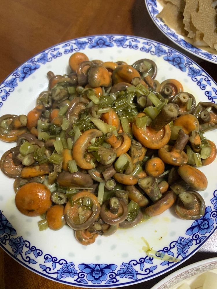 雪菜炒菌菇的做法