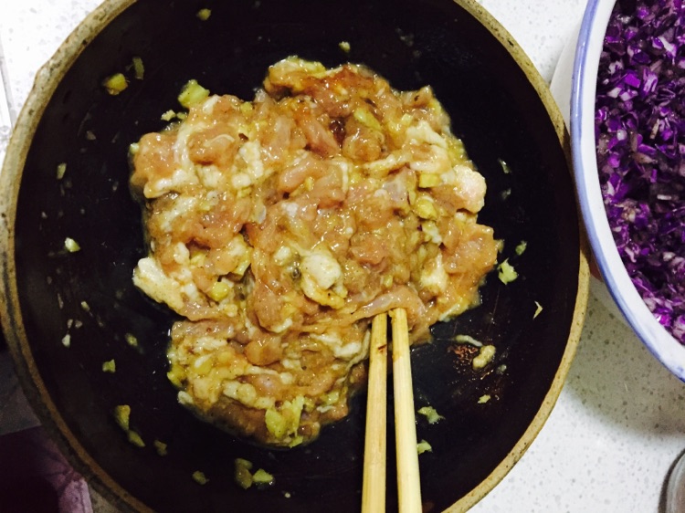 紫甘蓝洋葱肉饺子的做法图解3