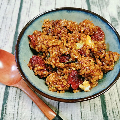 香爆了的电饭锅腊肠煲仔饭