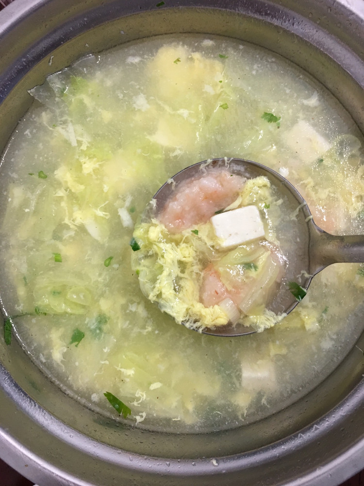 白菜豆腐鸡蛋虾滑汤的做法
