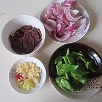 铁板洋葱爆猪肝的做法图解1