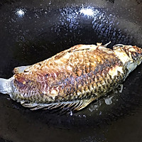藿香茯苓鲫鱼汤的做法图解3