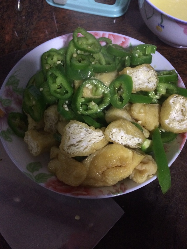 鸡蛋豆腐辣椒圈的做法图解2