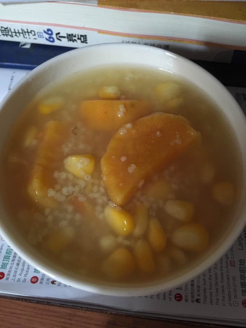 早餐香蕉饼，小米番薯玉米粥的做法图解1