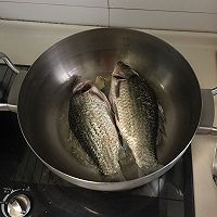 炖鲫鱼豆腐茄子的做法图解1